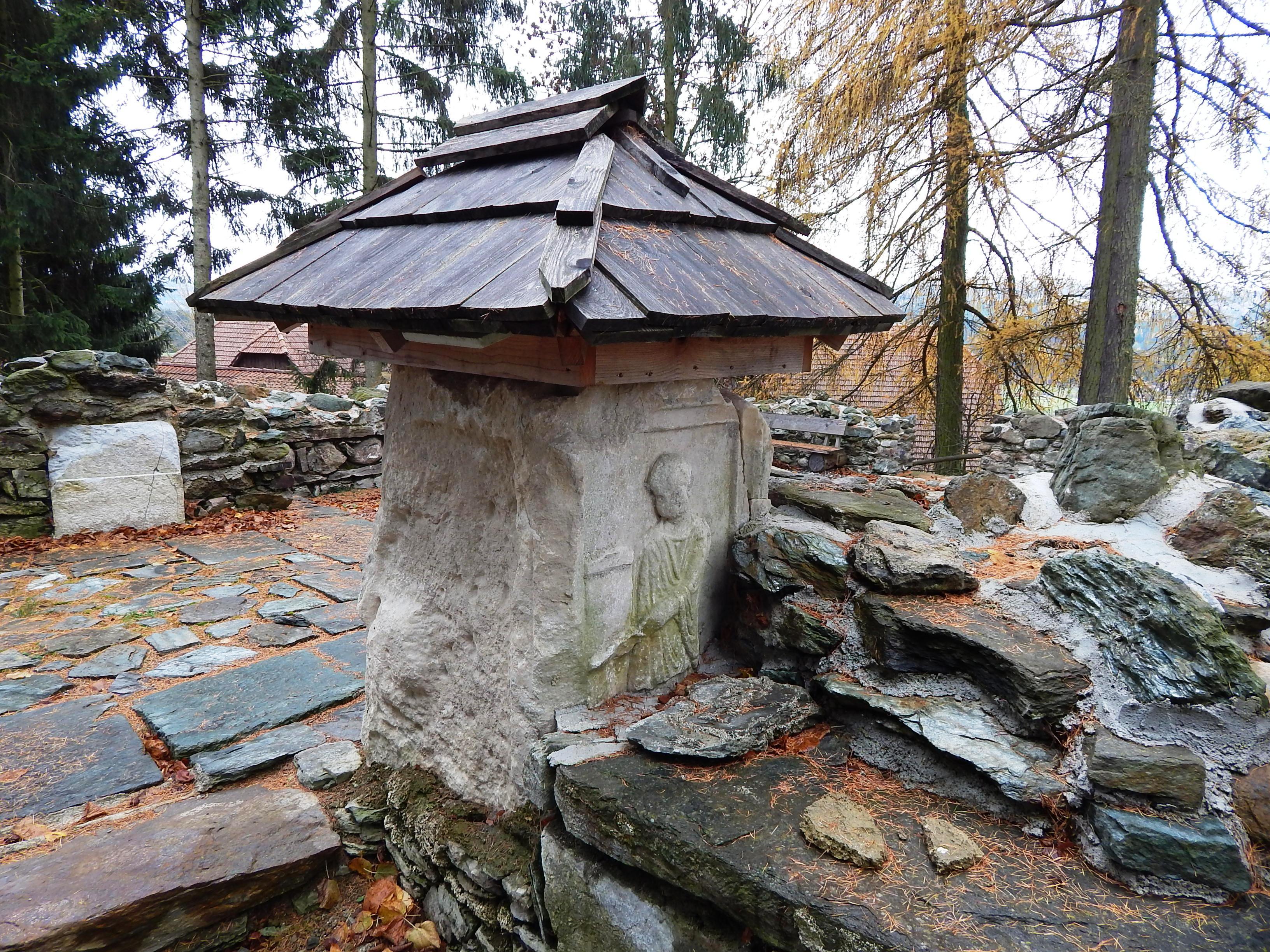 Romanische Kirchenruine Kirchbichl